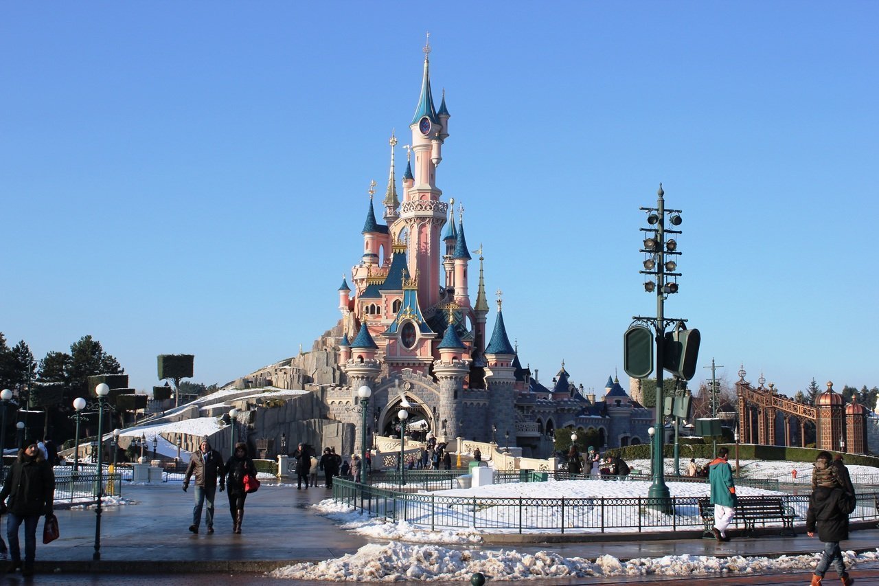  Disney Announces Plans for Theme Park on the Moon